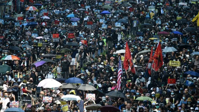 Warga Hong Kong menandai peringatan 70 tahun pemerintahan komunis China dengan menggelar protes "Hari Berduka". (AFP)