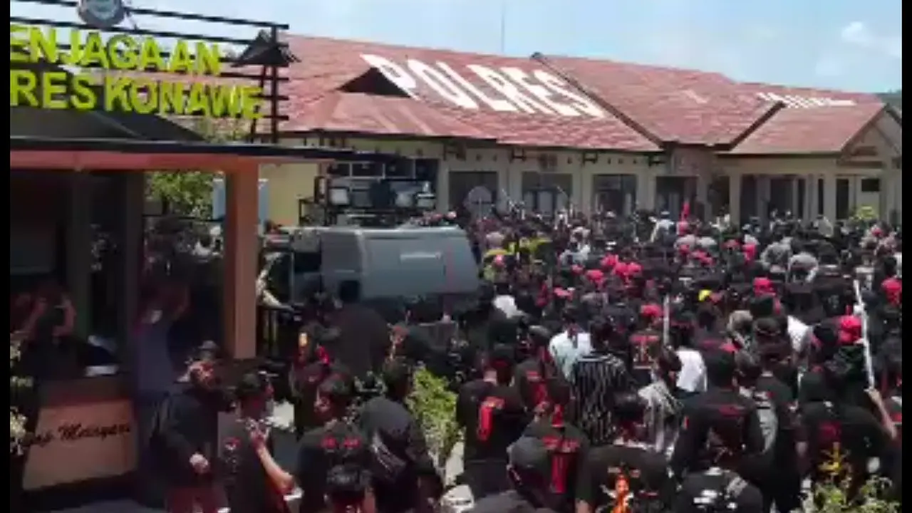 Polres Konawe saat diserbu warga, Sabtu (13/3/2020).(Liputan6.com/Ahmad Akbar Fua)