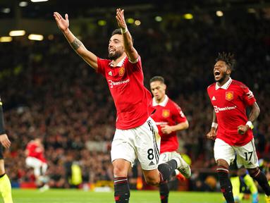 Pemain Manchester United Bruno Fernandes melakukan selebrasi usai mencetak gol ke gawang Tottenham Hotspur pada pertandingan sepak bola Liga Inggris di Old Trafford, Manchester, Inggris, 19 Oktober 2022. Manchester United mengalahkan Tottenham Hotspur dengan skor 2-0. (AP Photo/Dave Thompson)