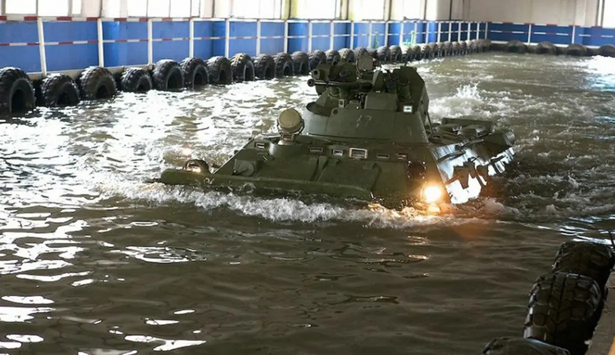 Tank bermanuver didalam air, Tank ini mampu melintasi danau dan sungai atau daratan. Didalamnya juga dilengkapi oleh senjata dan alat komunikasi yang canggih. (englishrussia.com/E.Golovach)