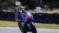 Pebalap Movistar Yamaha, Maverick Vinales, mengaku sangat termotivasi menatap MotoGP 2017 setelah dianggap sebagai kandidat juara dunia oleh Valentino Rossi dan Marc Marquez. (Bola.com/Twitter/maverickmack25)