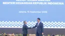 Menteri Keuangan Suahasil Nazara (kanan) bersalaman dengan pejabat sebelumnya, Purbaya Yudhi Sadewa, saat serah terima jabatan di Kementerian Keuangan, Jakarta, Selasa (15/9/2026). (KLY/Budy Santoso)