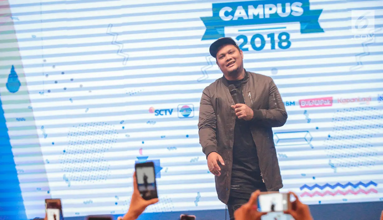 Musisi Virgoun hibur peserta Emtek Goes to Campus 2018 di Universitas Kristen Petra Surabaya, Jawa Timur, Rabu (14/11). Dalam penampilannya Virgoun membawakan tiga lagu yaitu bukti, surat cinta untuk starla, pedih. (Liputan6.com/Faizal Fanani)