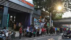 Calon penumpang KRL Commuter Line antre memasuki Stasiun Sudirman, Jakarta, Selasa (17/3/2020. Terjadi antrean akibat PT Kereta Commuter Indonesia (KCI) memberlakukan kebijakan pengecekan suhu tubuh bagi penumpang KRL untuk mengantisipasi penyebaran virus corona Covid-19. (Liputan6.com/Johan Tallo)