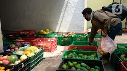 Warga memilih buah-buahan di lapak sayur dan buah hasil sortiran penjual sayur online di  Jakarta, Kamis (12/11/2020). Pasalnya, masyarakat kini lebih percaya mengkonsumsi produk lokal ketimbang impor. (Liputan6.com/Angga Yuniar)