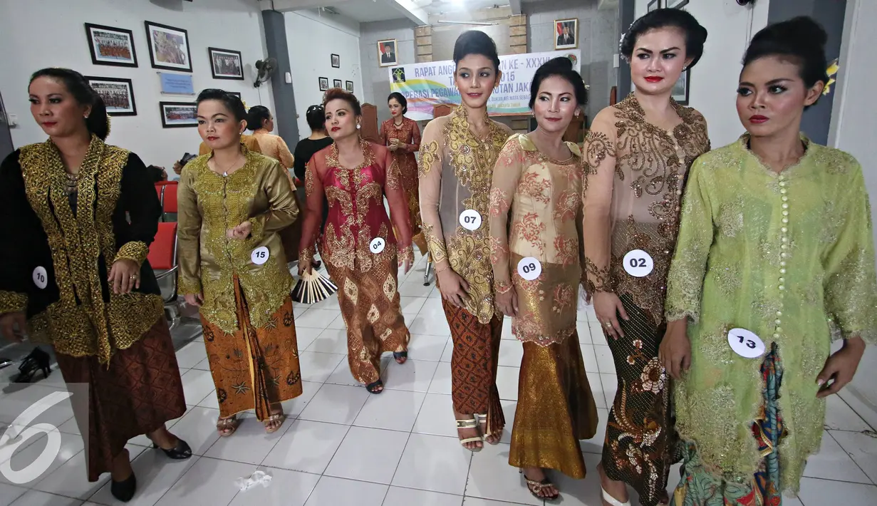 Sejumlah narapida tampil cantik mengunakan kebaya sebelum mengikuti lomba kebaya fashion show di Rutan Pondok Bambu, Jakarta Timur, Kamis (21/4). Lomba diadakan dalam rangka memperingati Hari Kartini. (Liputan6.com/Immanuel Antonius)