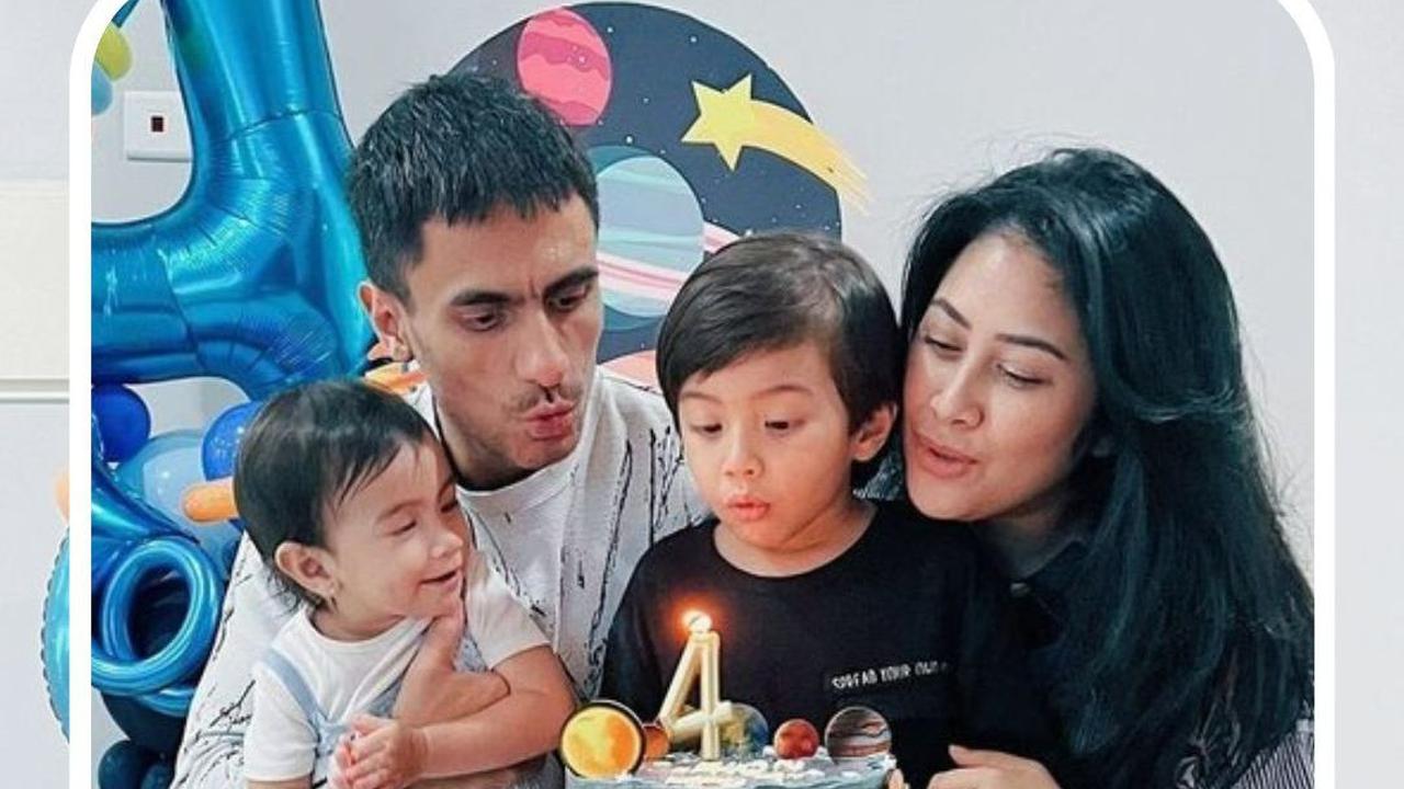 Gadis Sadiqah menikah dengan Danar Guritno, adik dari Wulan Guritno, pada tahun 2016