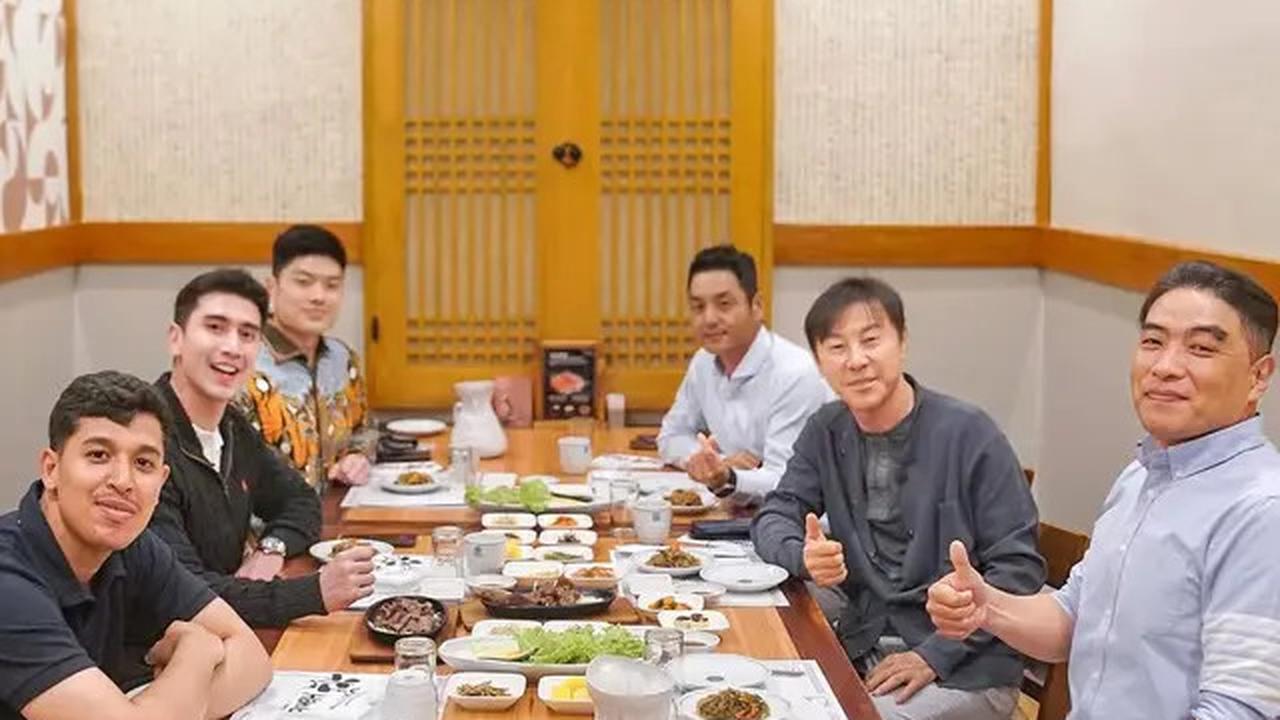 7 Potret Shin Tae-yong Dinner Bareng Verrell Bramasta, Ngobrol Hal Penting