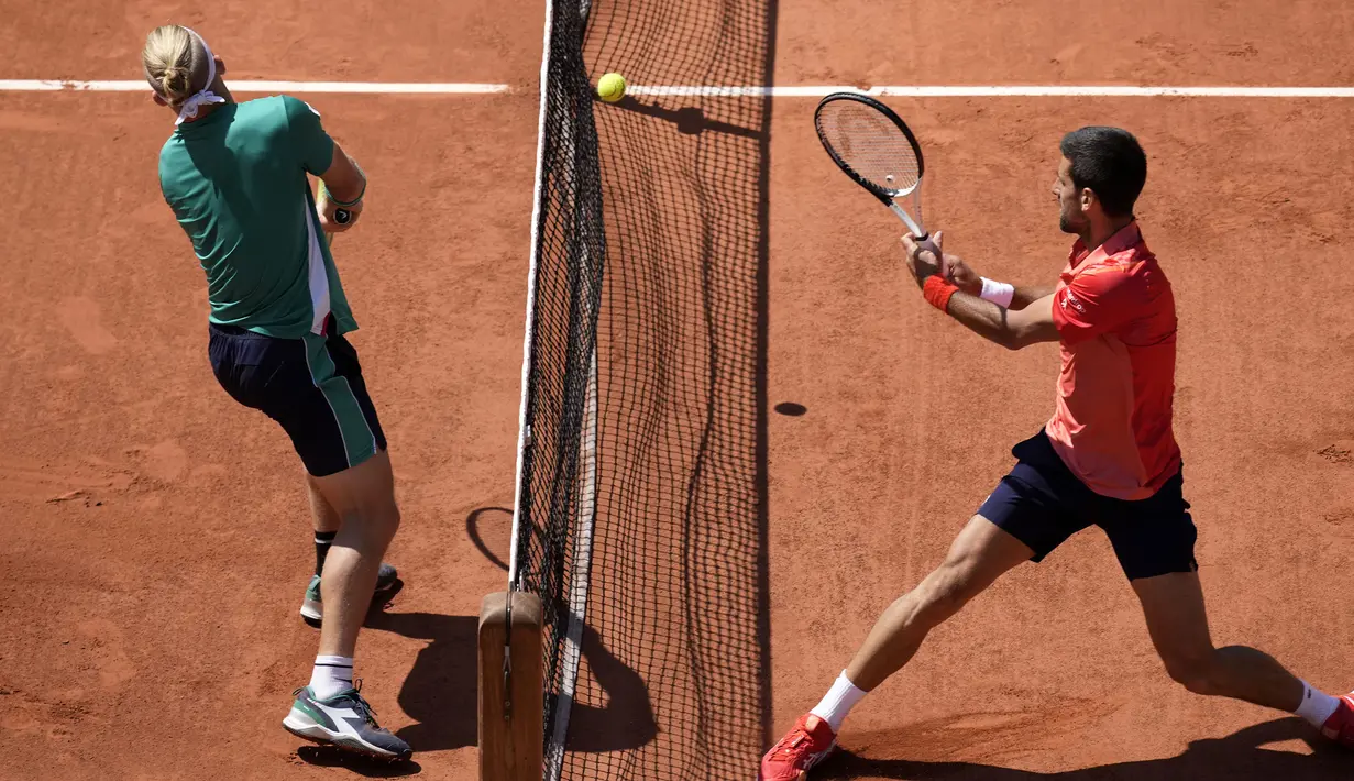 Petenis Serbia, Novak Djokovic (kanan) berusaha mengembalikan bola ke arah petenis Spanyol, Alejandro Davidovich Fokina pada laga putaran ketiga Prancis Open 2023 di Roland Garros, Paris, 2 Juni 2023. (AP Photo/Christophe Ena)