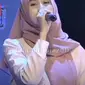 Alfina Nindiyani melantunkan suara merdunya di depan Jemaah wanita Gus Iqdam (SS: YouTube  Chanan Djazuli)