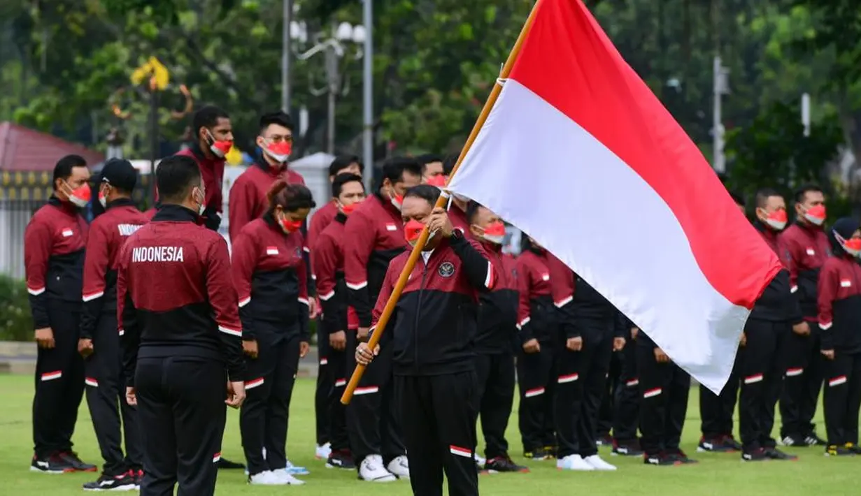 <p>Menpora Zainudin Amali (kanan) menyerahkan Bendera Merah Putih kepada Chef de Mission (CdM) kontingen Indonesia Ferry Kono Untuk SEA Games 2021 saat pelepasan kontingen Indonesia di halaman Istana Merdeka, Jakarta, Senin (9/5/2022). Sebanyak 499 atlet dari 32 cabang olahraga diberangkatkan untuk bertanding pada SEA Games 2021 di Vietnam. (Dok. Kris - Biro Pers Sekretariat Presiden)</p>