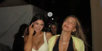 Hailey terlihat mengenakan atasan tank top hitam dipadukan outer warna neon serta kalungnya. [@kyliejenner]