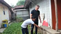 Matt Damon saat berkunjung ke rumah pelanggan PDAM bernama Suntoro di Batang, Jawa Tengah, Indonesia untuk melihat dampak kemajuan program organisasi Water.org yang didirikannya. (Water.org)
