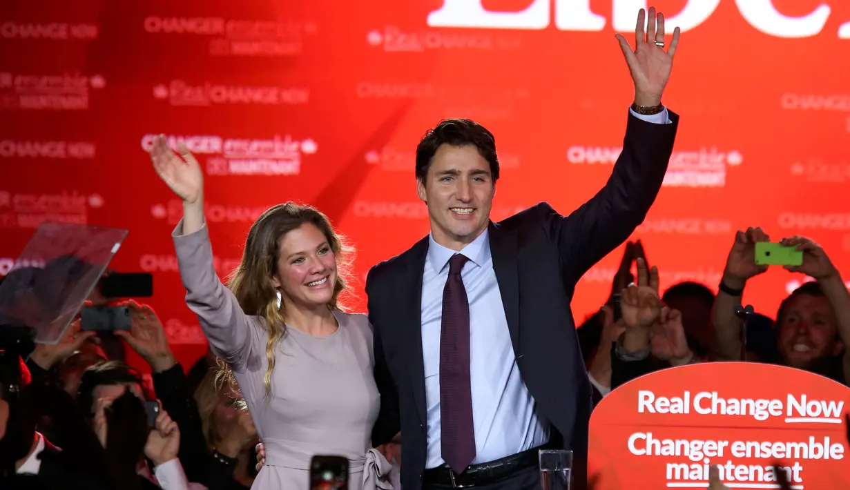 Pemimpin Partai Liberal, Justin Trudeau dan istri, Sophie Gregoire melambaikan tangan ke pendukungnya usai memberikan pidato kemenangannya pada pemilihan umum di Montreal, Quebec, Kanada, Senin (19/10). (Reuters/ Chris Wattie)