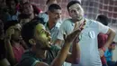 Suporter timnas Mesir bereaksi saat menyaksikan tim kesayangannya melawan Rusia pada putaran kedua pertandingan grup A Piala Dunia di kota kelahiran Mohamed Salah, Nagrig, Selasa (19/6). Mesir terpaksa mengakui keunggulan Rusia 1-3. (AP/Islam Safwat)