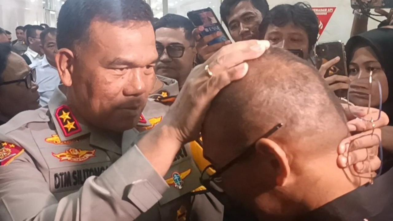 VIDEO: Kapolda NTT Melotot Tunjuk Ipda Rudy Soik di DPR, Elus Kepala Minta Jadi Polisi Baik