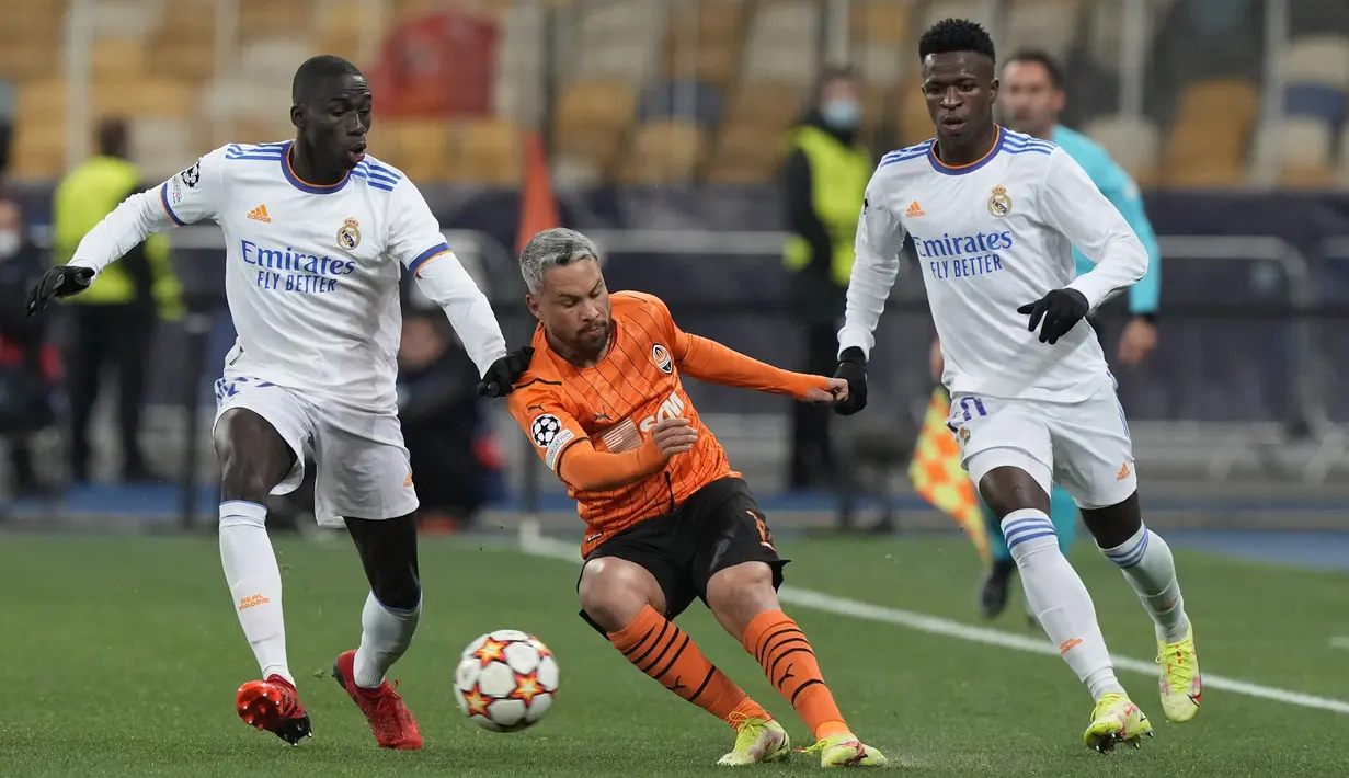 Pemain Real Madrid Ferland Mendy (kiri) dan pemain Shakhtar Marlos berebut bola pada pertandingan grup D Liga Champions di Stadion Olympiyskiy, Kyiv, Ukraina, Selasa (19/10/2021). Real Madrid menang 5-0. (AP Photo/Efrem Lukatsky)