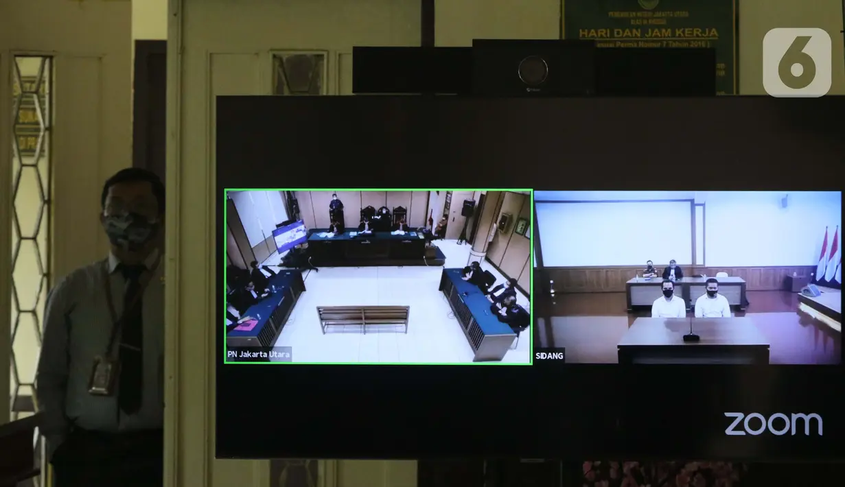 Petugas berdiri di sisi layar monitor yang menampilkan dua terdakwa penyiraman air keras terhadap penyidik KPK Novel Baswedan, Rahmat Kadir Mahulette (kanan) dan Rony Bugis yang mengikuti sidang putusan secara teleconference di PN Jakarta Utara, Kamis (16/7/2020). (Liputan6.com/Helmi Fithriansyah)