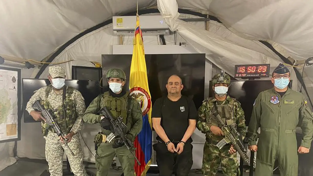 Dairo Antonio Usuga, alias “Otoniel,” pemimpin kartel Clan del Golfo yang kejam, ditampilkan kepada media di sebuah pangkalan militer di Necocli, Kolombia, Sabtu, 23 Oktober 2021 (AP Photo)