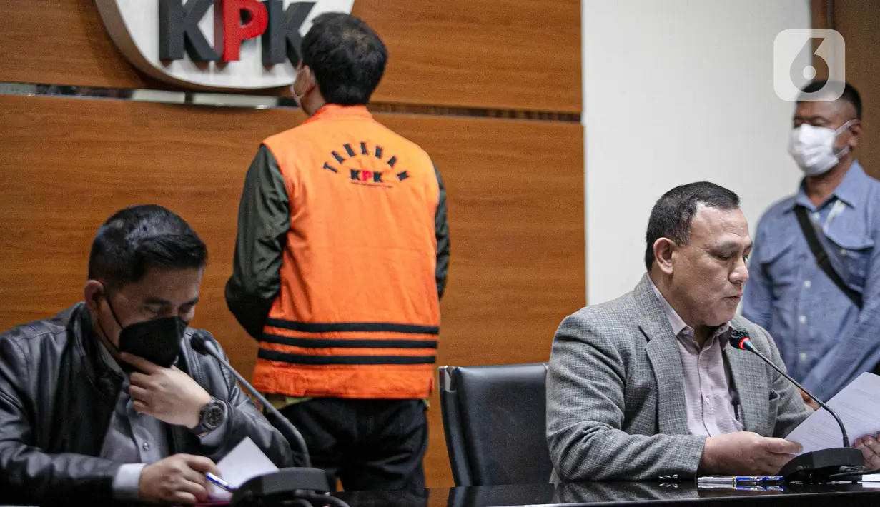 Ketua KPK Firli Bahuri menghadirkan tersangka Wakil Ketua DPR Azis Syamsuddin saat konferensi pers di Gedung KPK Jakarta, Sabtu (25/9/2021). KPK resmi menahan Azis Syamsuddin sebagai tersangka kasus dugaan suap penanganan perkara di Kabupaten Lampung Tengah (Liputan6.com/Faizal Fanani)