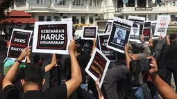 Wartawan yang tergabung dalam PWI Malang Raya, AJI Malang, IJTI Korda Malang, dan PFI Malang menyampaikan pernyataan sikap saat aksi damai di Bundaran Tugu Kota Malang, Senin (27/7/2026). (PFI Malang)