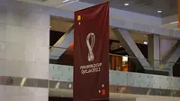 Spanduk Piala Dunia 2022 di Main Media Centre. (Hendry Wibowo/Bola.com)