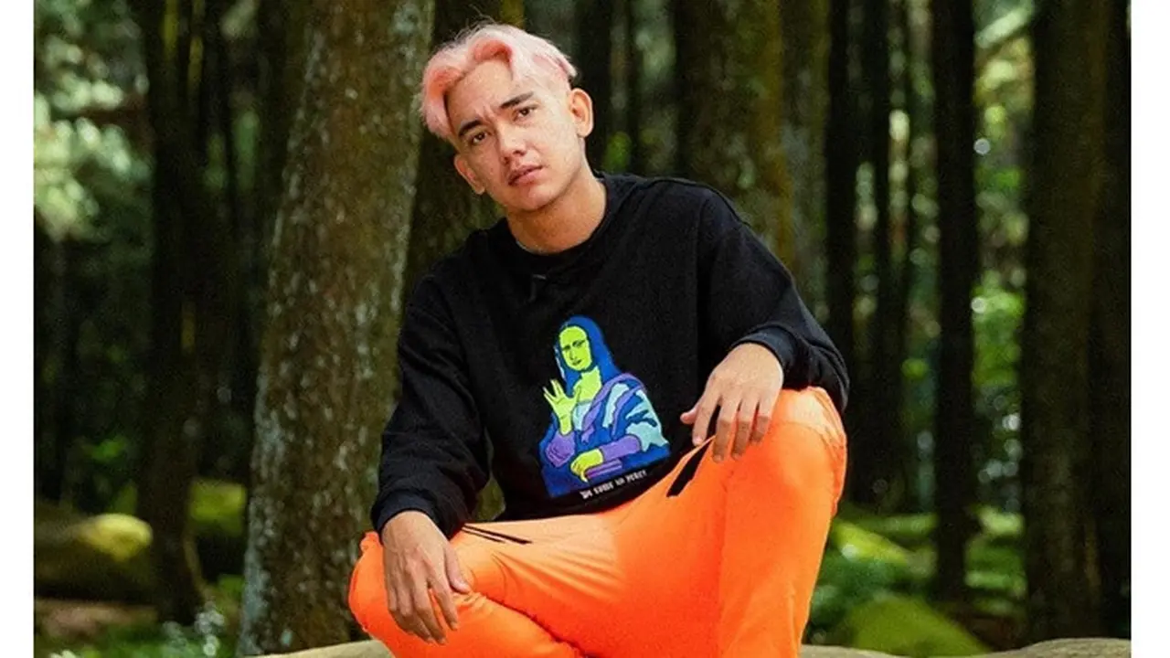 5 Artis Pria Tanah Air yang Pernah Cat Rambutnya Warna Pink, Berani Beda