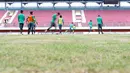 Para pemain timnas Indonesia tengah berlatih strategi umpan silang jelang melawan Vietnam pada laga uji coba di Stadion Maguwoharjo, Sleman, Jumat (7/10/2016). (Bola.com/Nicklas Hanoatubun)
