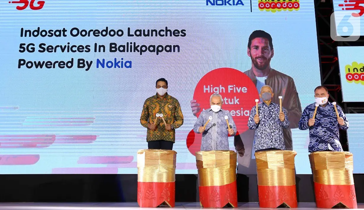 Director and COO Indosat Ooredoo Vikram Sinha, Gubernur Kalimantan Timur Isran Noor, Deputi IV Kemenko Perekonomian Mohammad Rudy Salahuddin dan Head of Mobile Network NOKIA Indonesia Frederic Chapelard memukul bedug pada peluncuran layanan 5G di Balikpapan (16/12/2021). (Liputan6.com/HO/Indosat)
