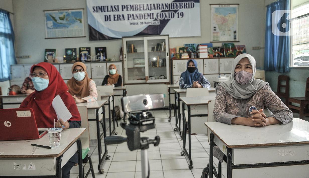 Suasana saat Simulasi Persiapan Kelas Hybrid dalam Pembelajaran Jarak Jauh di SMPN 255, Jakarta, Selasa (30/3/2021). Terkait rencana sekolah tatap muka di Tahun Ajaran Baru, pihak SMPN 255 menggelar simulasi kegiatan belajar mengajar (KBM) dengan model kelas Hybrid. (merdeka.com/Iqbal S Nugroho)