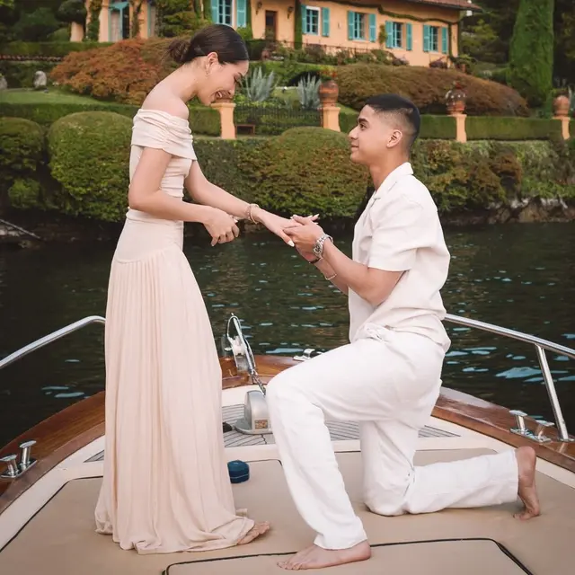 6 Adu Gaya Alyssa Daguise dan Amanda Rawles saat Dilamar di Lake Como Italia