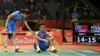 Zhang Nan (kanan) terduduk lesu usai dikalahkan Tontowi Ahmad / Liliyana Natsir dalam babak semifinal Rio 2016. REUTERS/Jeremy Lee