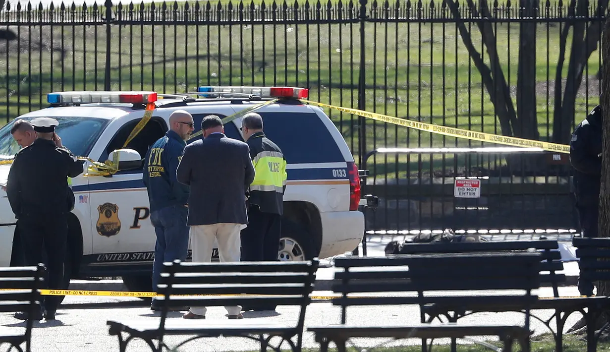 Petugas kepolisian berkumpul di depan Gedung Putih, Washington, Amerika Serikat, Sabtu (3/3). Hingga kini, identitas pelaku bunuh diri di depan Gedung Putih belum diungkap.  (AP Photo/Pablo Martinez Monsivais)