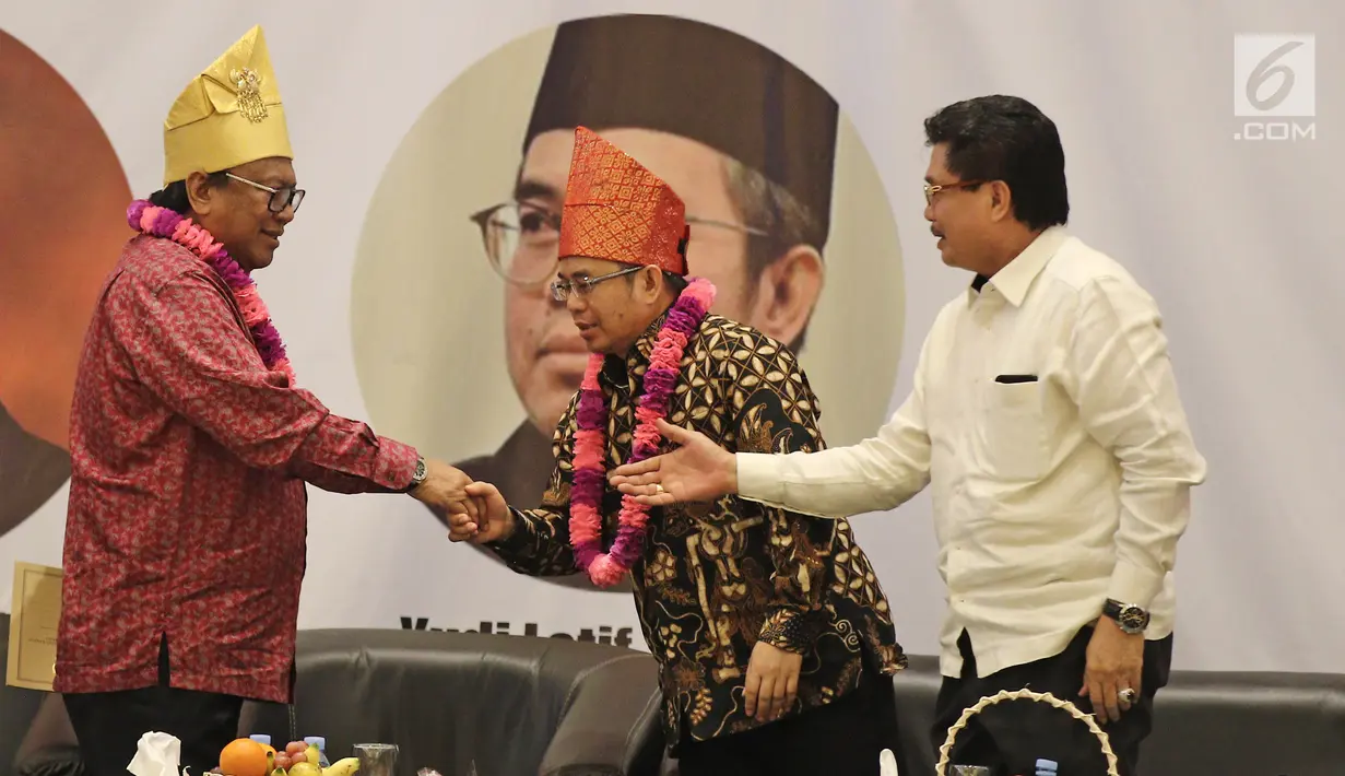 Wakil Ketua MPR RI Oesman Sapta Odang bersalaman dengan Kepala Badan Pembinaan Ideologi Pancasila Yudi Latif (tengah) usai menjadi pembicara dalam Kuliah Kebangsaan Universitas Riau, PekanBaru, Riau, Rabu (8/5). (Liputan6.com/Herman Zakharia)