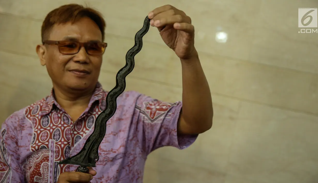 Pengunjung melihat salah satu koleksi keris dari Paguyuban Tosan Aji Jayakarta yang dipamerkan dalam acara silaturrahim Kebudayaan di Gedung PBNU, Jakarta, Jumat (28/7). Sebanyak 99 keris dari Bali dan Jawa dipamerkan. (Liputan6.com/Faizal Fanani)