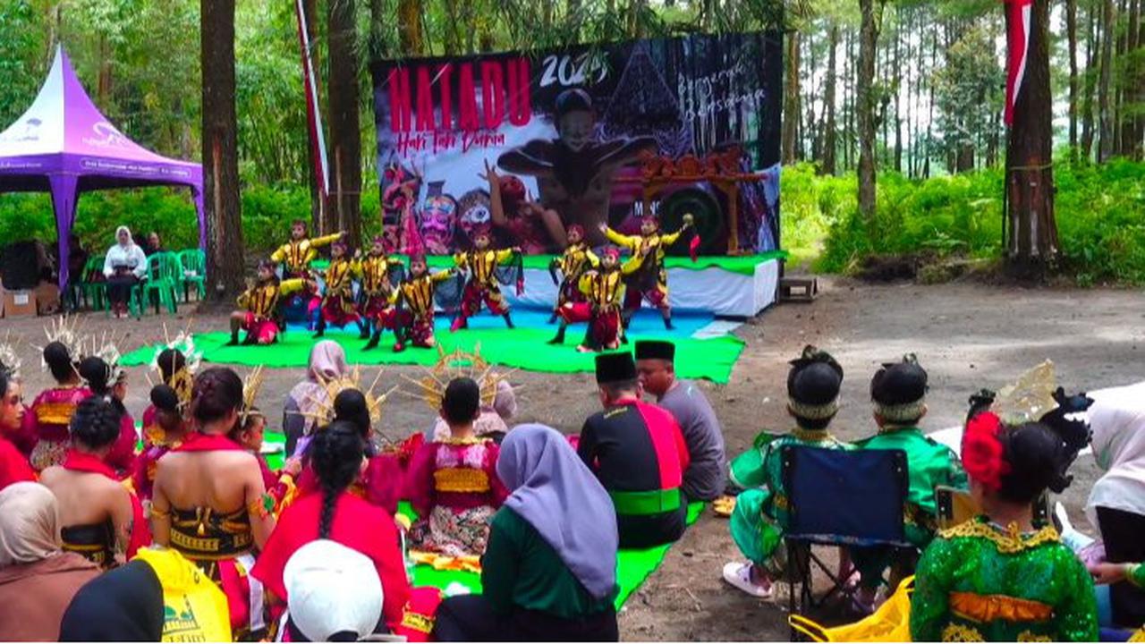 Momen Ratusan Penari Tradisional Berkumpul di Hutan Pinus Saling Unjuk Gigi