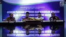 Ketua Baznas Bambang Sudibyo, Gubernur BI Agus Martowardoyo, Ketua Umum MUI Ma'ruf Amin, dan Ketua Badan Wakaf Indonesia (BWI) Mohammad Nuh saat acara penandatanganan MoU di Gedung MUI, Jakarta, Rabu (24/1). (Liputan6.com/Faizal Fanani)