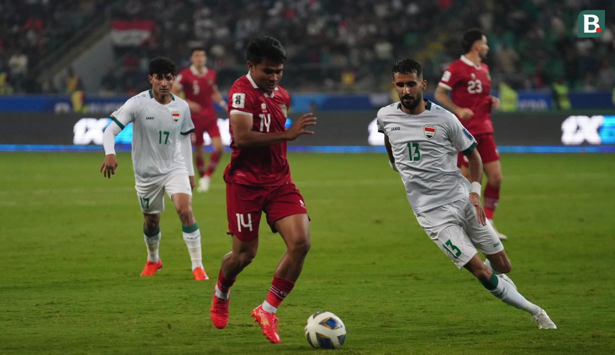<p>Pemain Timnas Indonesia,&nbsp;Asnawi Mangkualam (kiri) berusaha mengontrol bola&nbsp;dibayangi pemain&nbsp;Timnas Irak, Bashar Rasan (kanan) dalam laga pertama Grup F Kualifikasi Piala Dunia 2026 di Basra International Stadium, Irak, Kamis (16/11/2023) malam WIB. (Dok. PSSI)</p>