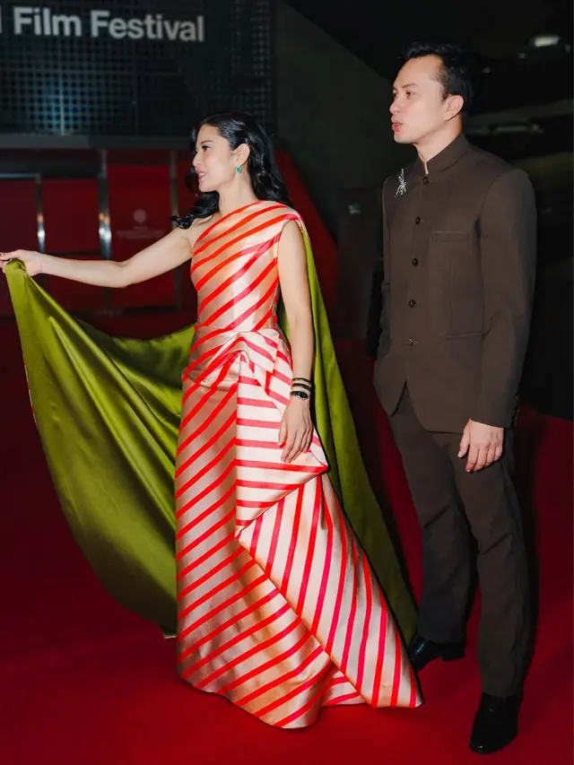 Adu Gaya Rangga-Cinta Dua Generasi di Red Carpet BIFF 2025, Dian Sastrowardoyo–Nicholas Saputra Bak Antar Leya Princy–El Putra ke Prom Night