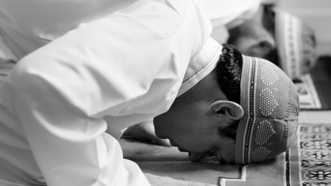 ilustrasi orang sedang sholat