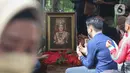 Kerabat dan keluarga berdoa di makam Dedi Yuliardi Ashadi atau Dorce Gamalama di TPU Bantar Jati, Bambu Apus, Jakarta, Rabu  (16/2/2022). Dorce menghembuskan nafas terakhir di RSPP Simprug, Jakarta Selatan, Rabu (6/2) pukul 07.00 WIB. (Liputan6.com/Herman Zakharia)