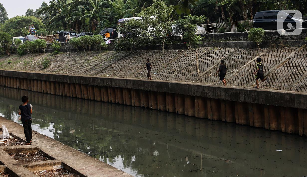 Minimnya lahan bermain ramah anak di daerah tersebut juga membuat anak-anak terpaksa bermain di pinggir kali. (Liputan6.com/Johan Tallo)