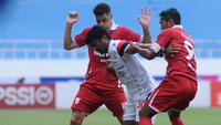 Pemain Arema FC, Ilham Udin Armayn mencoba melepaskan diri dari kawalan pemain Persis Solo saat kedua tim bertanding daam lanjutan BRI Liga 1 2022/2023, Minggu (11/12/2022) sore WIB. (Dok. Arema FC)