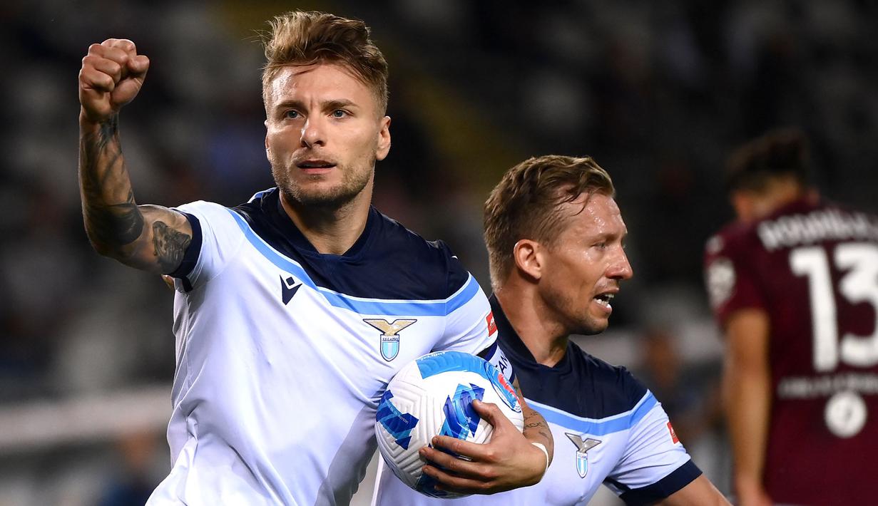 Ciro Immobile masih mempertahankan posisinya sebagai penyerang tersubur Liga Italia musim 2021/2022 dengan koleksi 9 gol hingga pekan ke-11 ini. Gol terakhirnya dicetak kala imbang 2-2 melawan Atalanta pada Sabtu (30/10/2021) dini hari WIB lalu. (AFP/Marco Bertorello)