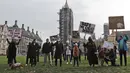Para pekerja perhotelan melakukan protes di Parliament Square, London, Inggris, Senin (19/10/2020). Para pekerja perhotelan berdemonstrasi di luar Parlemen menentang pembatasan COVID-19 yang lebih ketat dan jumlah dukungan finansial dari pemerintah kepada industri. (AP Photo/Frank Augstein)