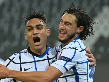 Pemain Inter Milan, Matteo darmian dan Lautaro Martinez, melakukan selebrasi usai mencetak gol ke gawang Borussia Moenchengladbach pada laga Liga Champions di Stadion Borussia Park, Rabu (2/12/2020). Inter Milan menang dengan skor 3-2. (AFP/ Ina Fassbender)