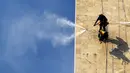 Dibutuhkan waktu hampir dua minggu (5-18 Mei) untuk membersihakan tiap bagian Monas. Dengan menggunakan teknik rappeling, teknisi menyemprotkan air ke badan monas, Kamis (15/05/2014) (Liputan6.com/Miftahul Hayat)