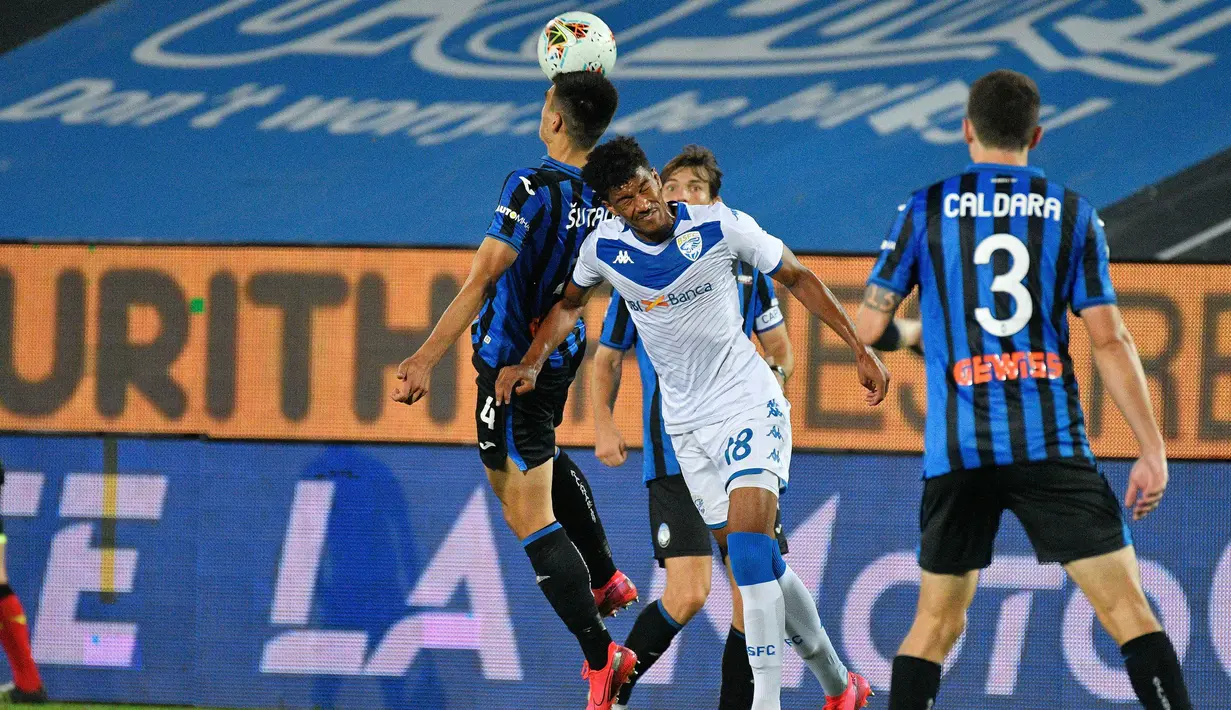 Penyerang Brescia, Florian Aye berebut bola udara dengan bek Atalanta, Boško Šutalo pada pertandingan lanjutan Liga Serie A Italia di Stadion Gewiss di Bergamo, Italia (14/7/2020).  Atalanta naik ke peringkat dua klasemen sementara Liga Italia dengan 70 poin. (Gianluca Checchi/LaPresse via AP)