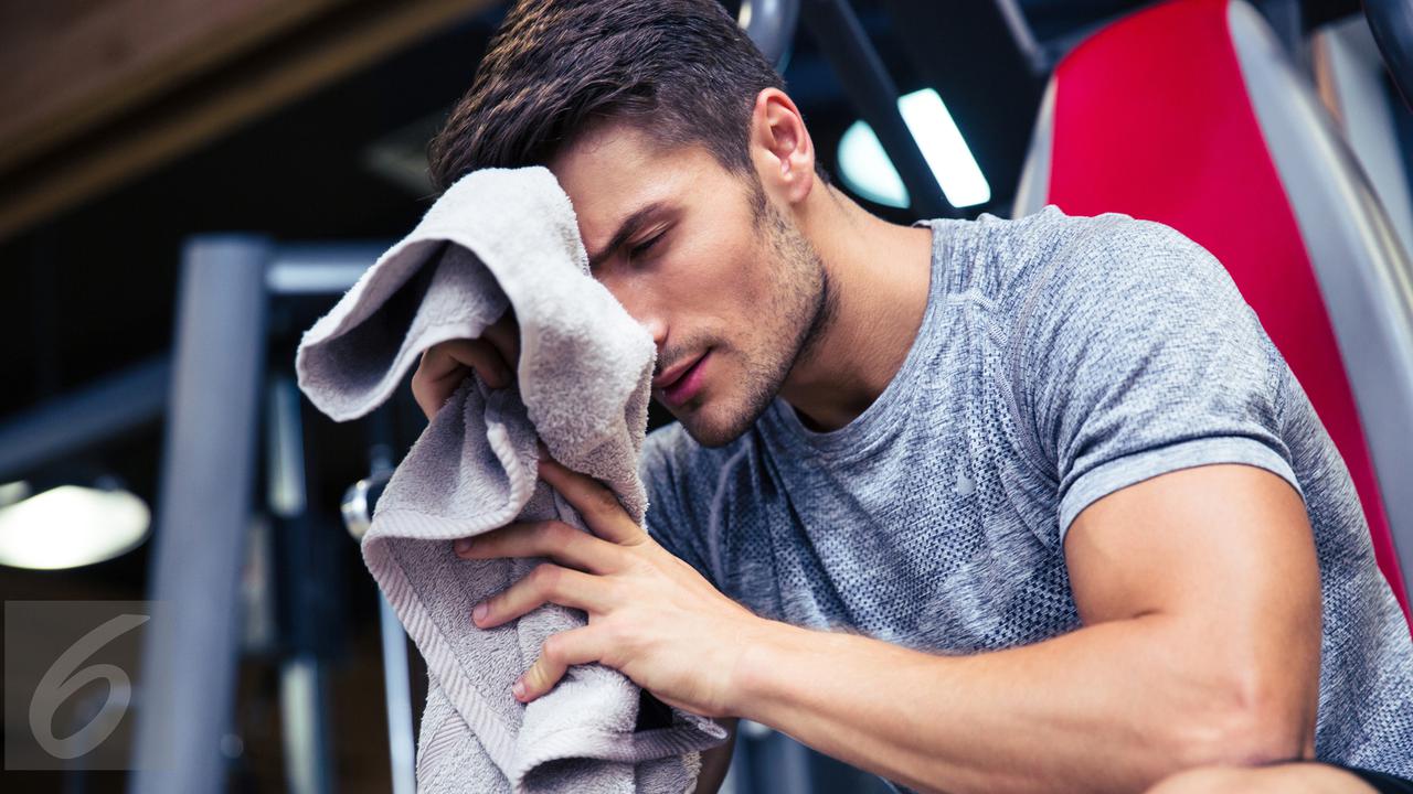 Pria Berkeringat Gerah