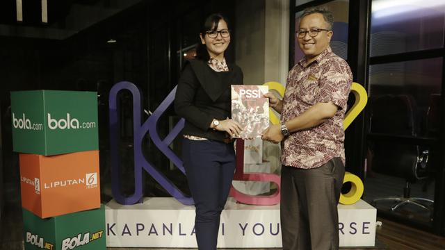 Sekjen PSSI, Ratu Tisha, memberikan buku kepada Editor in Chief KLY Sports, Darojatun, saat mengunjungi Kantor Redaksi KLY. (Bola.com/Yoppy Renato)